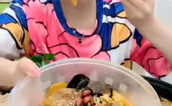 小姐姐吃中国麻辣香锅吗,小姐姐的麻辣香锅美食之旅