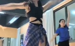 小姐姐穿蛇皮高跟鞋跳舞,小姐姐惊艳演绎时尚与活力的完美融合
