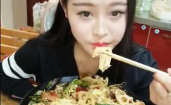 小姐姐吃中国麻辣香锅吗,小姐姐的麻辣香锅美食之旅
