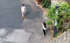 小姐姐双脚陷入水泥坑里,小姐姐双脚陷入困境，紧急救援展开