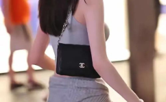 这小姐姐身材太好了英语,Stunning Figure: A Showcase of the小姐姐's Impressive Physique
