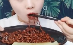 吃麻辣方便面小姐姐照片,麻辣方便面小姐姐的美食风采
