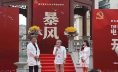 成都小姐姐开迈腾的视频,优雅驾驭，尽展都市风采