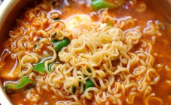 吃麻辣方便面小姐姐照片,麻辣方便面小姐姐的美食风采