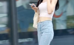 这小姐姐身材太好了英语,Stunning Figure: A Showcase of the小姐姐's Impressive Physique