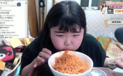 吃麻辣方便面小姐姐照片,麻辣方便面小姐姐的美食风采