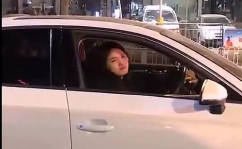 等红绿灯遇上外卖小姐姐,外卖小姐姐的温暖瞬间