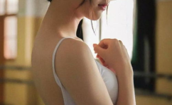 漂亮小姐姐去工作室自慰,小姐姐工作室自慰写真揭秘