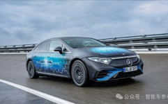 首个全固态电池装车！奔驰官宣上路测试：续航1000公里打底？娱乐吃瓜君打底裤